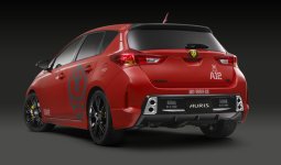 Toyota_Auris_Edition_Spécial_Gundam_Char_Aznable_Arrière.jpg