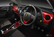 Toyota_Auris_Edition_Spécial_Gundam_Char_Aznable_intérieur.jpg