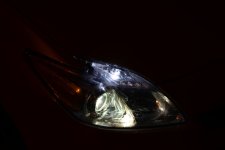 Prius_3_Feu_Position_LED_6000K_Xénon_4300K_Comparaison.JPG