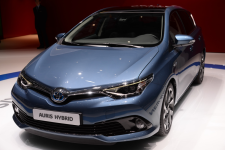 Toyota_Auris_hybride_2015_salon_Genève.png