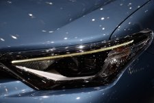 Toyota_Auris_hybride_2015_phare_LED.JPG