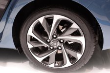 Toyota_Auris_hybride_2015_jante_17pouces.JPG
