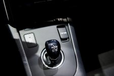 Toyota_Auris_hybride_2015_levier_vitesse.jpg