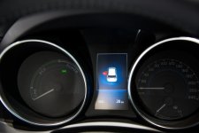 Toyota_Auris_hybride_2015_compteur.jpg