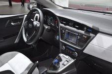 Toyota_Auris_Hybride_2012_intérieur.jpg