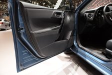 Toyota_Auris_hybride_2015_portière.JPG