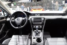 Volkswagen_Passat_GTE_intérieur.JPG