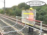 agent-posant-une-barriere-limitative-voie-ferroviaire.jpg