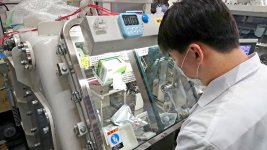 10-08-09-阪経）京大とトヨタ、フッ化物イオンで動く全固体電池20200812105820679_Data.jpg