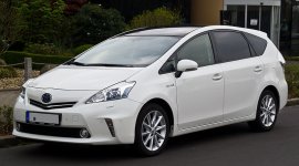 800px-Toyota_Prius+_Executive_–_Frontansicht,_5._April_2014,_Düsseldorf[1].jpg