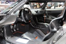 Koenigsegg_Agera_RS_intérieur_carbone.JPG
