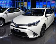 Toyota_Levin_Hybride_1,5L_2015_Shanghai.jpg