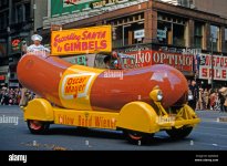 hot-dog-car-di-filadelfia-il-giorno-del-ringraziamento-parata-usa-1951-agnkag.jpg