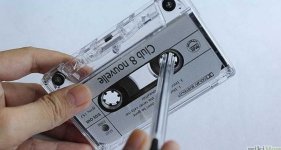 Compact-cassette-Riavvolgere-il-nastro-con-una-biro.jpg