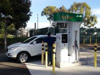 Hyundai_Tucson_Plein_Hydrogène_Station_Service.jpg