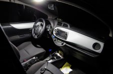 Toyota_Yaris_hybride_plafonnier_LED_4.jpg