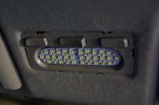 Toyota_Yaris_hybride_plafonnier_LED_3.jpg