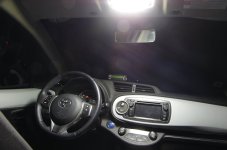 Toyota_Yaris_hybride_plafonnier_LED_2.jpg