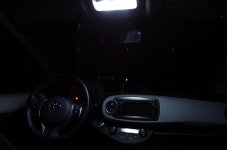 Toyota_Yaris_hybride_plafonnier_LED_1.jpg