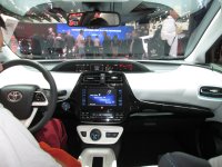 Toyota_Prius_4_2016_tableau_bord_blanc_TDB.JPG
