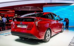 Toyota_Prius_4_2016_Rouge_Arrière.jpg