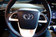 Toyota_Prius_4_2016_Volant_Cuir.jpg