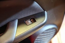 Toyota_Prius_4_Portière_Plastique_Bouton.jpg
