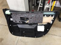 Mitsubishi_Outlander_PHEV_portière_garniture_avant.jpg