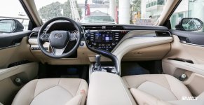 Toyota_Camry_Hybride_2018_intérieur_1.jpg