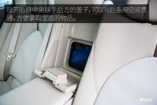 Toyota_Camry_Hybride_2018_Banquette_arrière_1.jpg