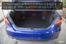 Toyota_Camry_Hybride_2018_Coffre.jpg