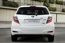 toyota_yaris_hybrid_2012_ee859-raw.jpg